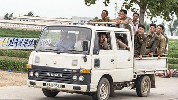 Ramai-ramai naik mobil bak terbuka. Foto: Pen News