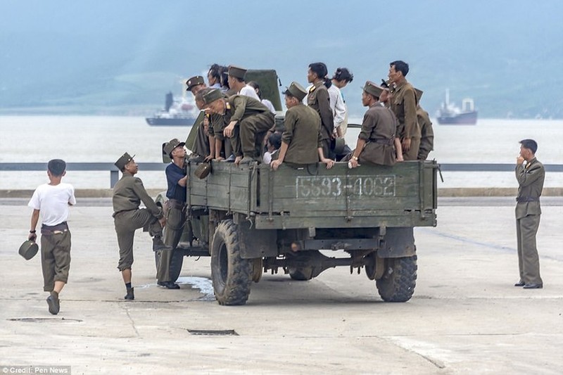 Melihat Potret Candid Tentara Korut yang Tampak Menyedihkan