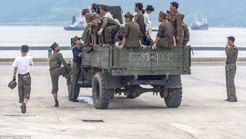 Melihat Potret Candid Tentara Korut yang Tampak Menyedihkan