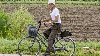 Seorang tentara bersepeda di kawasan pedesaan di Wonsan. Foto: Pen News