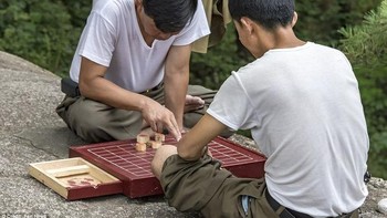 Kalau lagi senggang, tentara Korut juga main catur seperti Go. Foto: Pen News