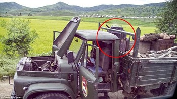 Foto-foto terlarang ini diamblil di wilayah Mount Kumgang. Tampak seorang tentara tertidur kelelahan di atas truk yang sepertinya rusak. Foto: Pen News