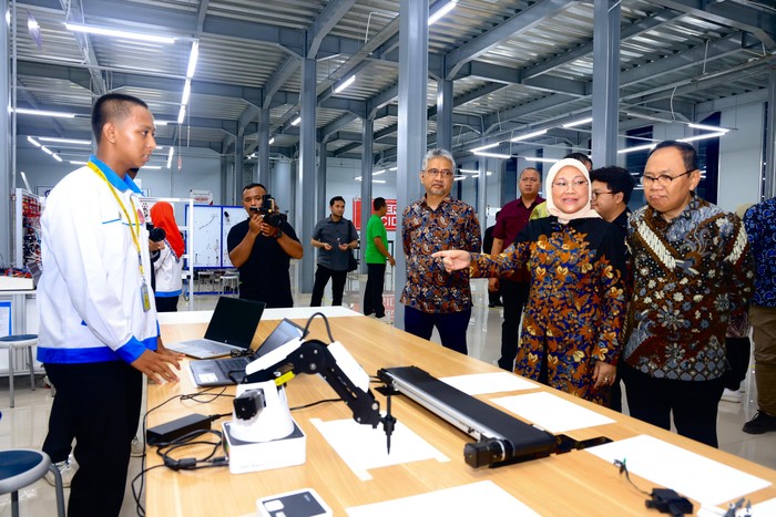 Menaker Ida Fauziyah saat mengunjungi SMK di bawah naungan Yayasan Mitra Industri Mandiri.
