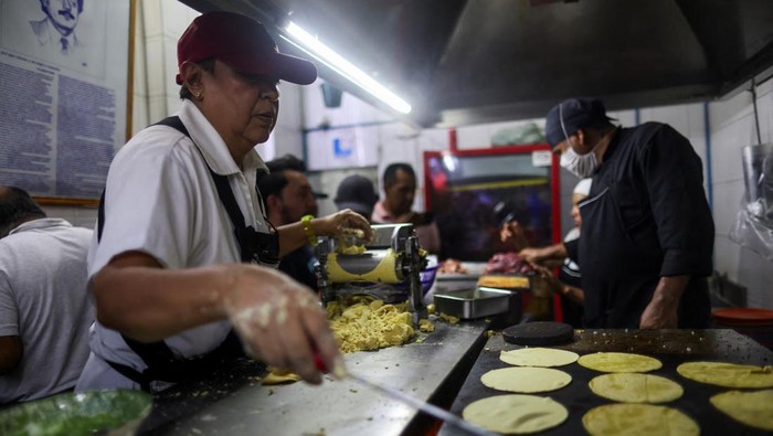 Mencicipi Taco dari Kedai Kecil Meksiko yang Dapat Bintang Michelin A woman makes tortillas for tacos at the Taqueria El Califa de Leon, which recently earned one star in the Michelin Guide, in Mexico City, Mexico, May 16, 2024. REUTERS/Gustavo Graf