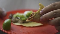 Dibuka pada tahun 1968, kedai taco telah memukau selera dengan potongan dagingnya yang halus, teknik pemanggangannya yang panas, serta resep salsa yang pedas. AP/Fernando Llano