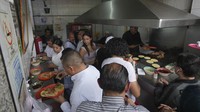 Harganya cukup tinggi menurut standar Meksiko: satu taco yang murah hati namun tidak terlalu besar harganya hampir $5. Namun banyak pelanggan yakin ini adalah yang terbaik di kota. AP/Fernando Llano