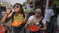 Pengunjung tampak begitu menikmati taco dari kedai El Califa de León. AP/Fernando Llano