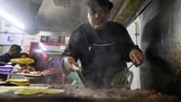Koki baru berbintang Michelin Arturo Rivera Martínez berdiri di atas panggangan panas di toko taco Meksiko pertama yang mendapatkan bintang yang didambakan dari pemandu makan Prancis. Rivera Martínez melakukan hal yang persis sama seperti yang telah dilakukannya selama 20 tahun: membakar daging. REUTERS/Gustavo Graf