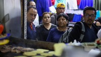 Di Tacos El Califa de León di Mexico City, hanya ada empat menu, semuanya taco, dan semuanya berasal dari iga, pinggang, atau betis depan sapi. REUTERS/Gustavo Graf
