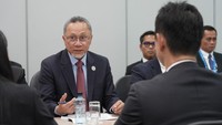 Zulhas melakukan pertemuan bilateral dengan Wakil Menteri Parlemen untuk Urusan Luar Negeri Jepang, Komura Masahiro di forum APEC 2024, Peru, Jumat (17/5/2024). Zulhas mengundang Jepang untuk meningkatkan kerja sama industri otomotif mobil listrik di Indonesia. 