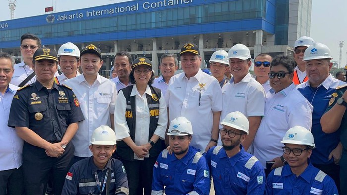 Menkeu Sri Mulyani dan Menko Perekonomian Airlangga Hartarto mendatangi Jakarta Internasional Container Terminal (JICT), Tanjung Priok, Jakarta Utara, Sabtu (18/5/2024). Mereka datang untuk menyelesaikan masalah kontainer tertahan.