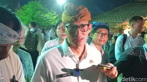 Menparekraf Sandiaga Salahuddin Uno saat ditemui wartawan di Pulau Serangan, Denpasar, Bali, Sabtu (18/5/2024). (Foto: Aryo Mahendro/detikBali)