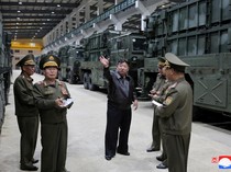 Momen Kim Jong Un Pantau Sistem Senjata Rudal Terbaru Korut