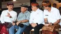Menko Marves Luhut Binsar Pandjaitan (kiri) berbincang dengan Menteri PUPR Basuki Hadimuljono (kedua kiri) MenPAN-RB Abdullah Azwar Anas (kedua kanan), dan Menparekraf Sandiaga Uno (kanan) saat menghadiri Balinese Water Purification Ceremony rangkaian World Water Forum ke-10 di Kawasan Ekonomi Khusus (KEK) Kura-Kura Bali. ANTARA FOTO/Fikri Yusuf 