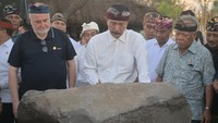 Menteri Koordinator Bidang Kemaritiman dan Investasi Luhut Binsar Pandjaitan (tengah) disaksikan Menteri PUPR Basuki Hadimuljono (kanan) dan President of the World Water Council, Loic Fauchon (kiri) menandatangani prasasti dalam acara Balinese Water Purification Ceremony rangkaian World Water Forum ke-10 2024. ANTARA FOTO/Aprillio Akbar 