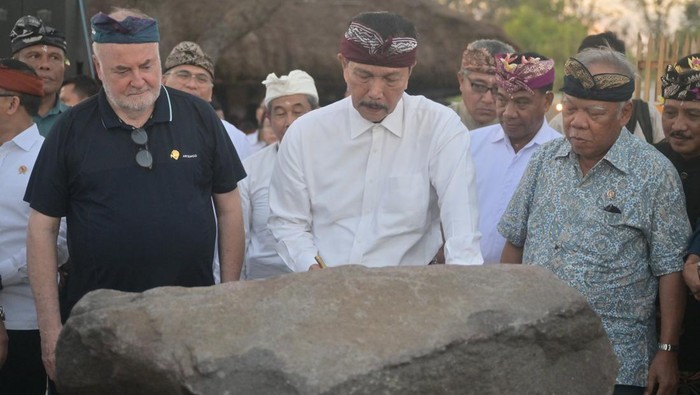 Momen Luhut Ikut Lepas Penyu dalam Rangkaian Acara WWF di Bali Menteri Koordinator Bidang Kemaritiman dan Investasi Luhut Binsar Pandjaitan (tengah) disaksikan Menteri PUPR Basuki Hadimuljono (kanan) dan President of the World Water Council, Loic Fauchon (kiri) menandatangani prasasti dalam acara Balinese Water Purification Ceremony rangkaian World Water Forum ke-10 2024 di Kura-Kura Bali, Denpasar, Bali, Sabtu (18/5/2024). ANTARA FOTO/Media Center World Water Forum/Aprillio Akbar/nym.