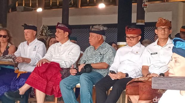 Momen saat Menteri PUPR Basuki Hadimuljono menjadi fotografer saat pelaksanaan ritual Segara Kerthi dan Tumpek Uye dalam rangkaian World Water Forum (WWF) ke-10 di KEK Kura Kura Bali, Sabtu (18/5/2024). (Foto: Aryo Mahendro/detikBali)