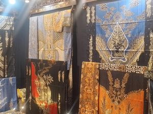 Mengenal Kain-kain Khas Indonesia dan Cara Memakai Pewarna Alami