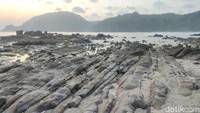 Di jalan masuk menuju kawasan pantai terdapat papan keterangan fenomena pembentukan batuan beku vulkanik peralihan basal. Dijelaskan bebatuan tersebut berusia sekitar 40 juta tahun.
