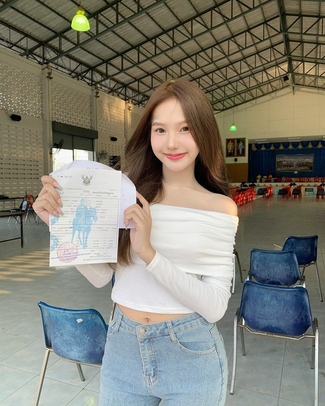 Kehadiran Parida Kerayuphan bikin heboh di pusat wajib militer distrik Kaset Wisai beberapa waktu lalu. Foto: Instagram Parida Kerayuphan