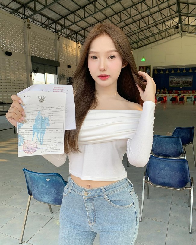 Karena itu, Parida pergi ke kantor perekrutan dengan membawa sertifikat operasi penggantian kelamin untuk mengajukan pengecualian. Begini potretnya saat memamerkan laporannya dikecualikan dari wajib militer. Foto: Instagram Parida Kerayuphan