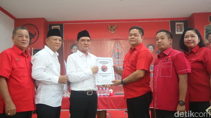 Pasangan Wahyu Indriyanto dengan Suharyono mendaftarkan diri menjadi Calon Bupati dan Wakil Bupati Pati di DPC PDI Perjuangan Pati, Sabtu (18/5/2024).