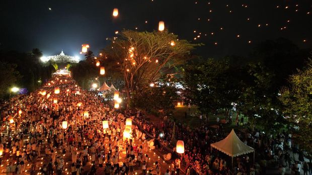 Pelepasan lampion saat puncak Waisak di Candi Borobudur