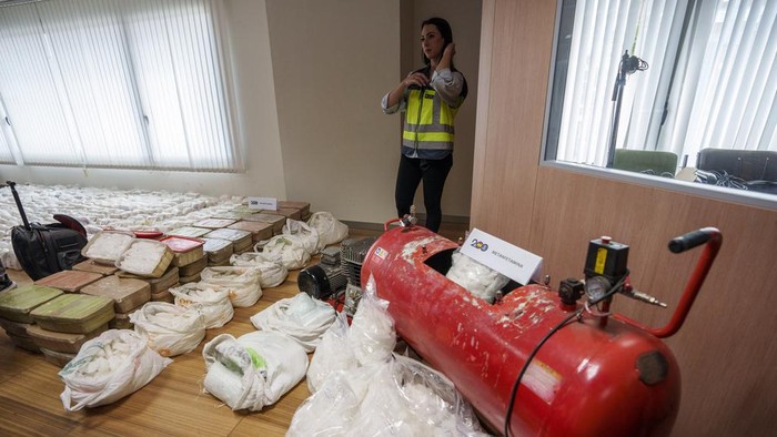 Penampakan 1,8 Ton Sabu-sabu yang Disita Spanyol dari Kartel Narkoba Meksiko Part of a haul of 1.8 tons of methamphetamine is displayed in Madrid, Spain, Thursday, May 16, 2024. Spanish police say they have dismantled a major methamphetamine distribution network of the Mexican Sinaloa cartel after making a bust of 1.8 tons of the illegal drug. (AP Photo/Manu Fernandez)