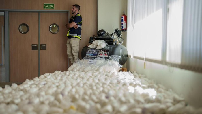 Penampakan 1,8 Ton Sabu-sabu yang Disita Spanyol dari Kartel Narkoba Meksiko Part of a haul of 1.8 tons of methamphetamine is displayed in Madrid, Spain, Thursday, May 16, 2024. Spanish police say they have dismantled a major methamphetamine distribution network of the Mexican Sinaloa cartel after making a bust of 1.8 tons of the illegal drug. (AP Photo/Manu Fernandez)