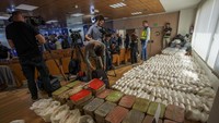 Petugas polisi dan jurnalis berdiri di dekat tangkapan 1,8 ton metamfetamin di Madrid, Spanyol, Kamis (16/5/2024). Polisi Spanyol mengatakan telah membongkar jaringan distribusi utama metamfetamin kartel Sinaloa Meksiko.