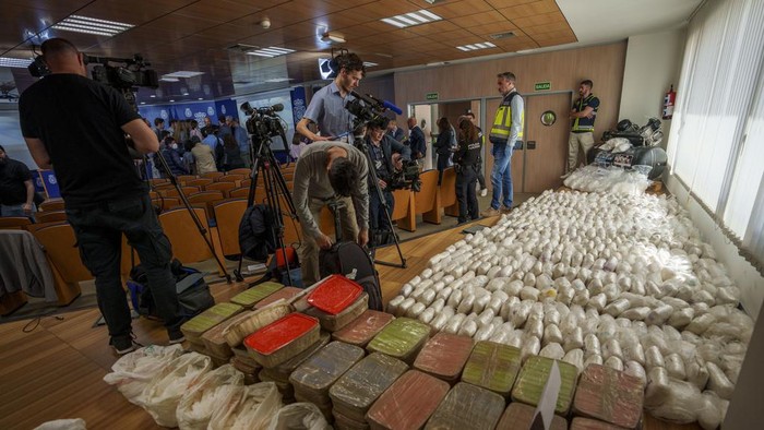 Part of a haul of 1.8 tons of methamphetamine is displayed in Madrid, Spain, Thursday, May 16, 2024. Spanish police say they have dismantled a major methamphetamine distribution network of the Mexican Sinaloa cartel after making a bust of 1.8 tons of the illegal drug. (AP Photo/Manu Fernandez)