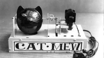 Mesin Cat Meow, 1963. Alat mengeong kucing mekanis tahun 1963 dari Jepang ini dapat mengeong sepuluh kali dalam satu menit, dengan mata menyala setiap kali. Idenya adalah menggunakan mesin itu untuk menakut-nakuti tikus. Foto: Brightside