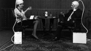 Helm pemijat kepala bertenaga udara Foto: Brightside