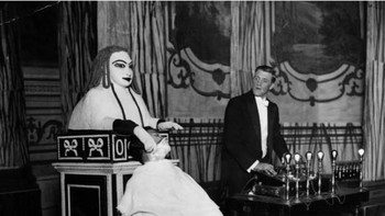 Penemuan Profesor Popjie, sebuah alat dengan tangan mekanis, yang berisi tulang manusia dan dikendalikan secara elektronik dari jarak jauh. Dia menyebutnya Radiana dan dalam gambar ini, dia sedang mencukur seorang pria dengan bantuan pisau cukur biasa. Foto: Brightside