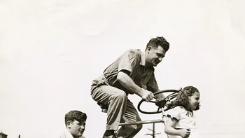 Sepeda untuk seluruh keluarga. Sepeda empat posisi memberikan kesempatan bagi sebuah keluarga untuk bepergian sebagai satu kesatuan, penemuan ini juga berisi mesin jahit bawaan untuk ibu. Foto: Brightside