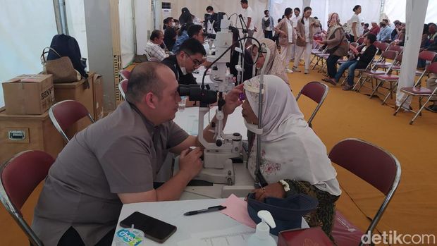 Ribuan ikut pengobatan gratis jelang Waisak yang berlangsung di Taman Lumbini Candi Borobudur.