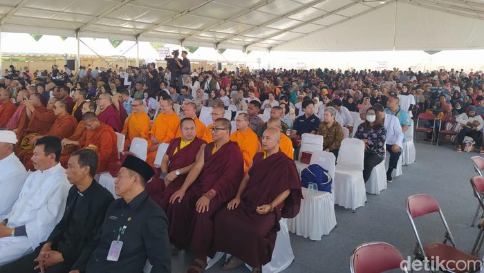 Ribuan ikut pengobatan gratis jelang Waisak yang berlangsung di Taman Lumbini Candi Borobudur.
