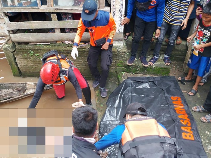 Penjual telur ayam, Asep (29), yang tenggelam di Sungai Ogan, Kabupaten Ogan Ilir ditemukan dalam keadaan meninggal dunia. Jasad Asep ditemukan mengapung 250 meter dari titik tenggelam.
