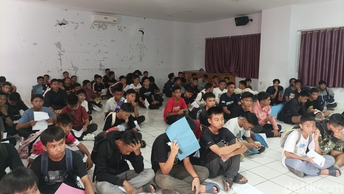Peserta telent scouting Akademi PSM Makassar mengikuti seleksi di Bone.