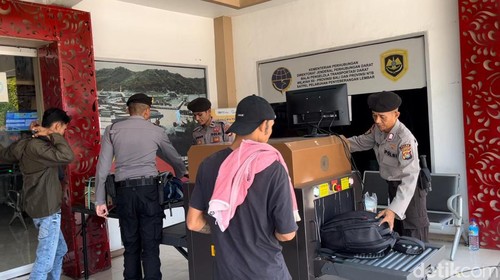 Petugas memeriksa barang bawaan para penumpang di Pelabuhan Lembar, Lombok Barat, Sabtu (18/5/2024). (Foto: Ahmad Viqi/detikBali)