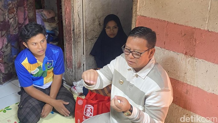 Pj Walkot Sukabumi Kusmana Hartadji saat mengunjungi rumah Cecep