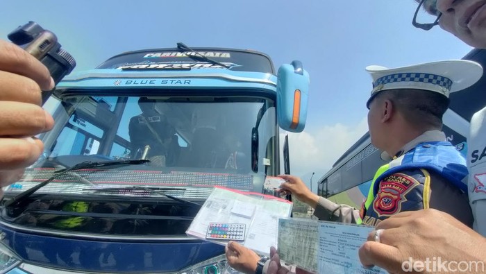 Polisi menilang bus dengan klakson telolet di Garut