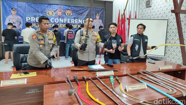 Polisi pamerkan senjata tajam milik geng motor di Kota Serang (Bahtiar/Detikcom)