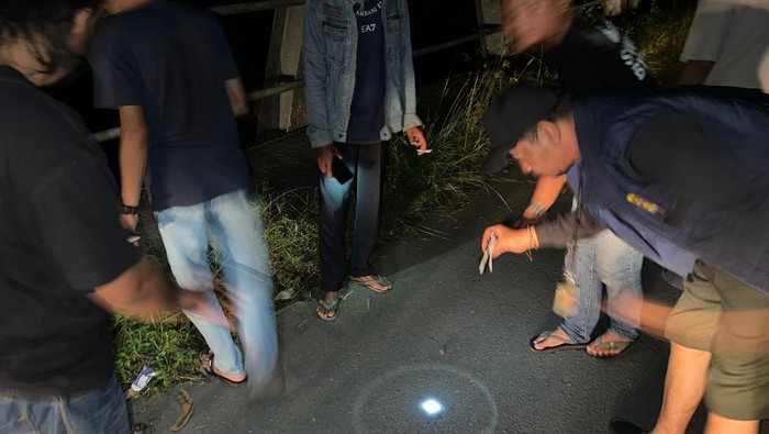 Polisi saat melakukan olah TKP di lokasi kejadian