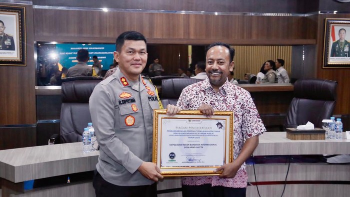 Polresta Bandara Soekarno-Hatta mendapatkan penghargaan dari Ombudsman RI atas pelayanan publik yang memuaskan.