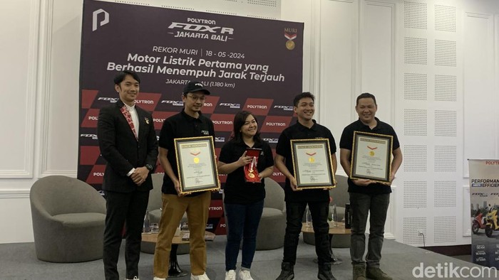 Polytron EV mendapatkan rekor Muri sebagai motor listrik pertama yang berhasil menempuh jarak terjauh dari Jakarta menuju Bali, Kuta, Badung, Sabtu (18/5/2024). (Foto: Rizki Setyo/detikBali)