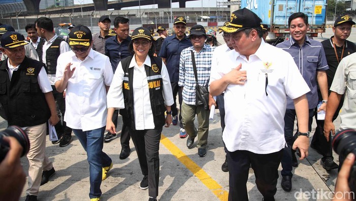 Menteri Koordinator Bidang Perekonomian Airlangga Hartarto, Menteri Keuangan Sri Mulyani, dan Waki Menteri Perdagangan Jerry Sambuaga menyampaikan keterangan pers di JICT, Pelabuhan Tanjung Priok, Jakarta Utara, Sabtu (18/5/2024).