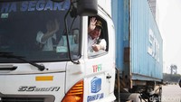 Airlangga mengungkap ada 26 ribu kontainer tertahan, 17.304 kontainer di pelabuhan Tanjung Priok dan 9.111 kontainer di Tanjung Perak. 