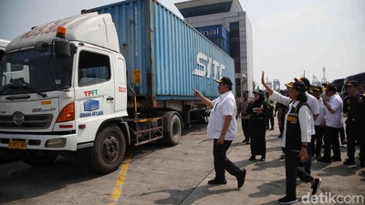 Potret Airlangga dan Sri Mulyani Bereskan Kontainer Menumpuk di Tanjung Priok
