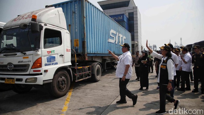 Menteri Koordinator Bidang Perekonomian Airlangga Hartarto, Menteri Keuangan Sri Mulyani, dan Waki Menteri Perdagangan Jerry Sambuaga menyampaikan keterangan pers di JICT, Pelabuhan Tanjung Priok, Jakarta Utara, Sabtu (18/5/2024).